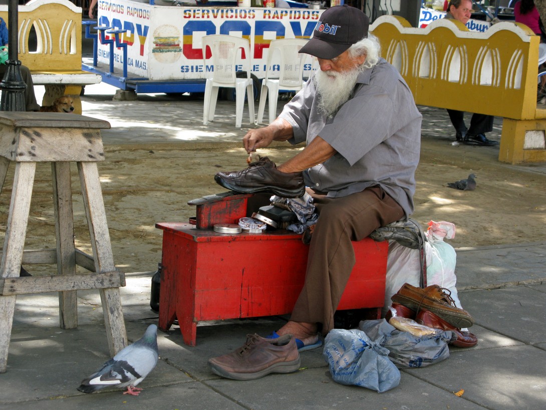 Schuhputzer auf der Plaza in León