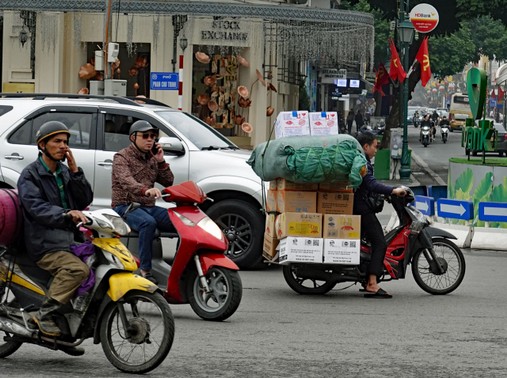 Telefonieren während der Fahrt kein Problem in Hanoi