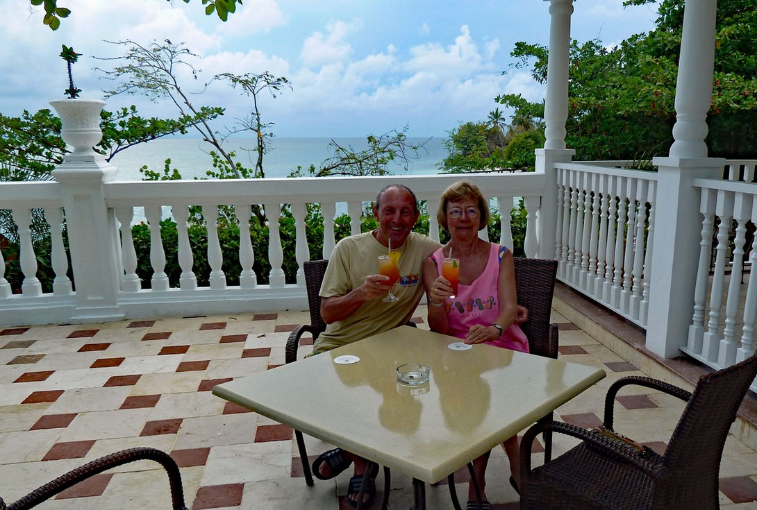 Happy Hour auf der Hotelterrasse des Bahia Principe Cayo Levantado