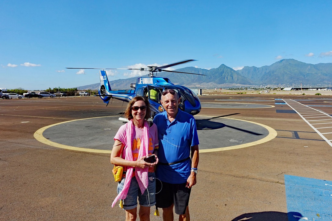 Doris und Paul vor dem Blue Hawaiian Helicopter