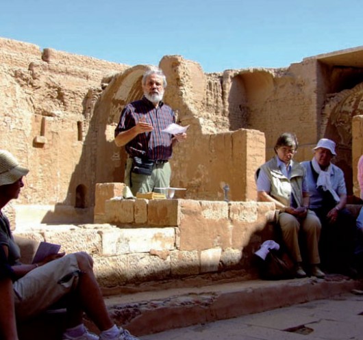 Pfarrer Meuer in einem Gottesdienst auf den Ruinen des Simeonklosters in Ägypten