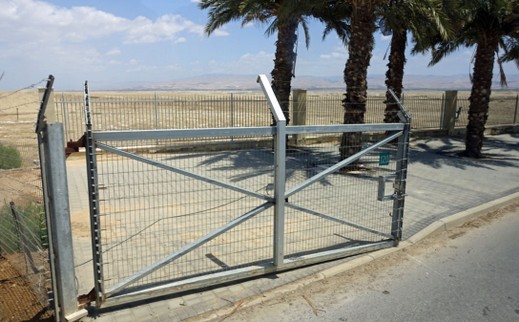 Einfahrt zur Taufstelle am Jordan