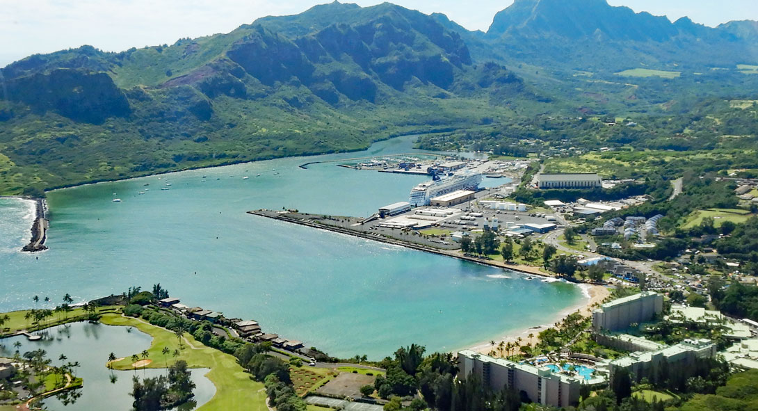 Blick vom Hubschrauber auf den Nawiliwili Harbor