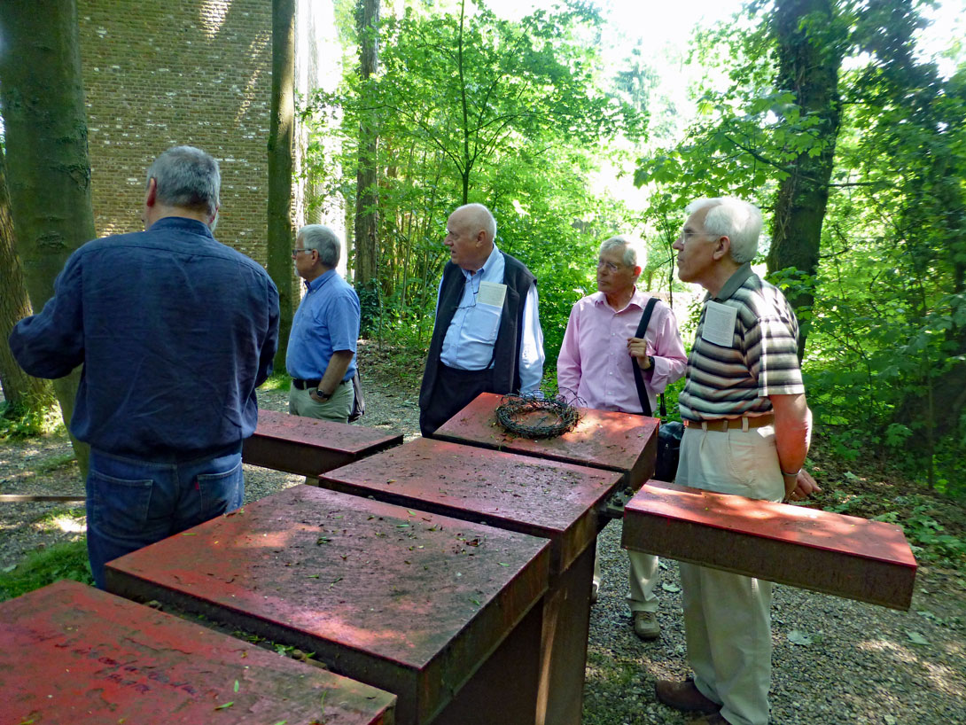 Klassentreffen OIb 2013-47 Am ozhaus von Anatol auf der Museumsinsel Hombroich
