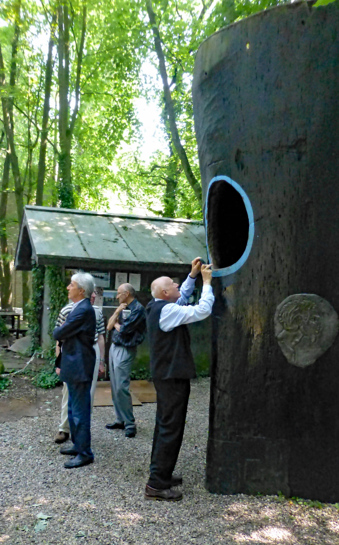 Peter Wunderlich an der ausgehöhlten Riesenpappel