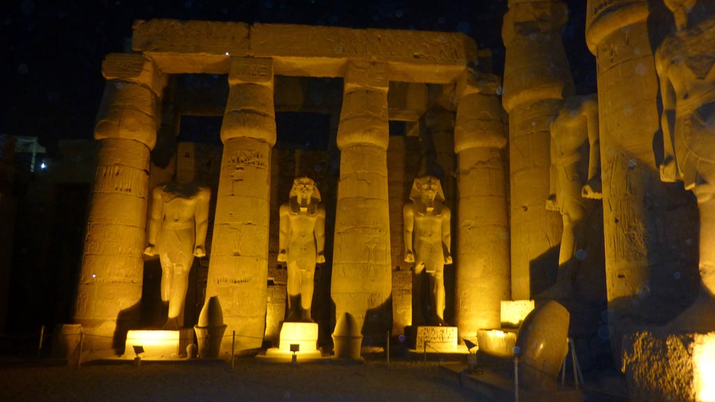 Tempel von Luxor am Abend