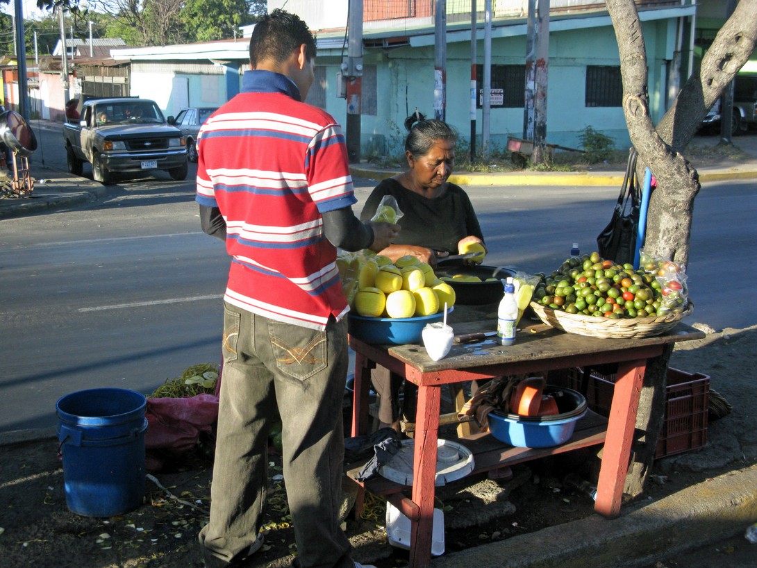 Gemüsestand auf dem Mittelstreifen der Straße in Managua