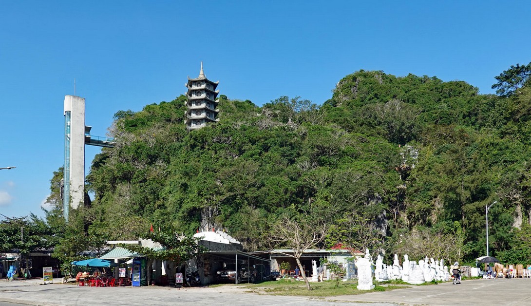 Der Wasserberg mit Pagode und Aufzug
