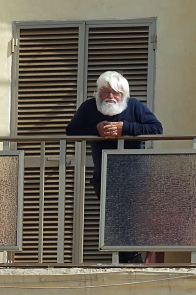 Ein Fischer beobachtet die Touristen