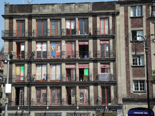 Häuserfront in der Altstadt von Mexico City