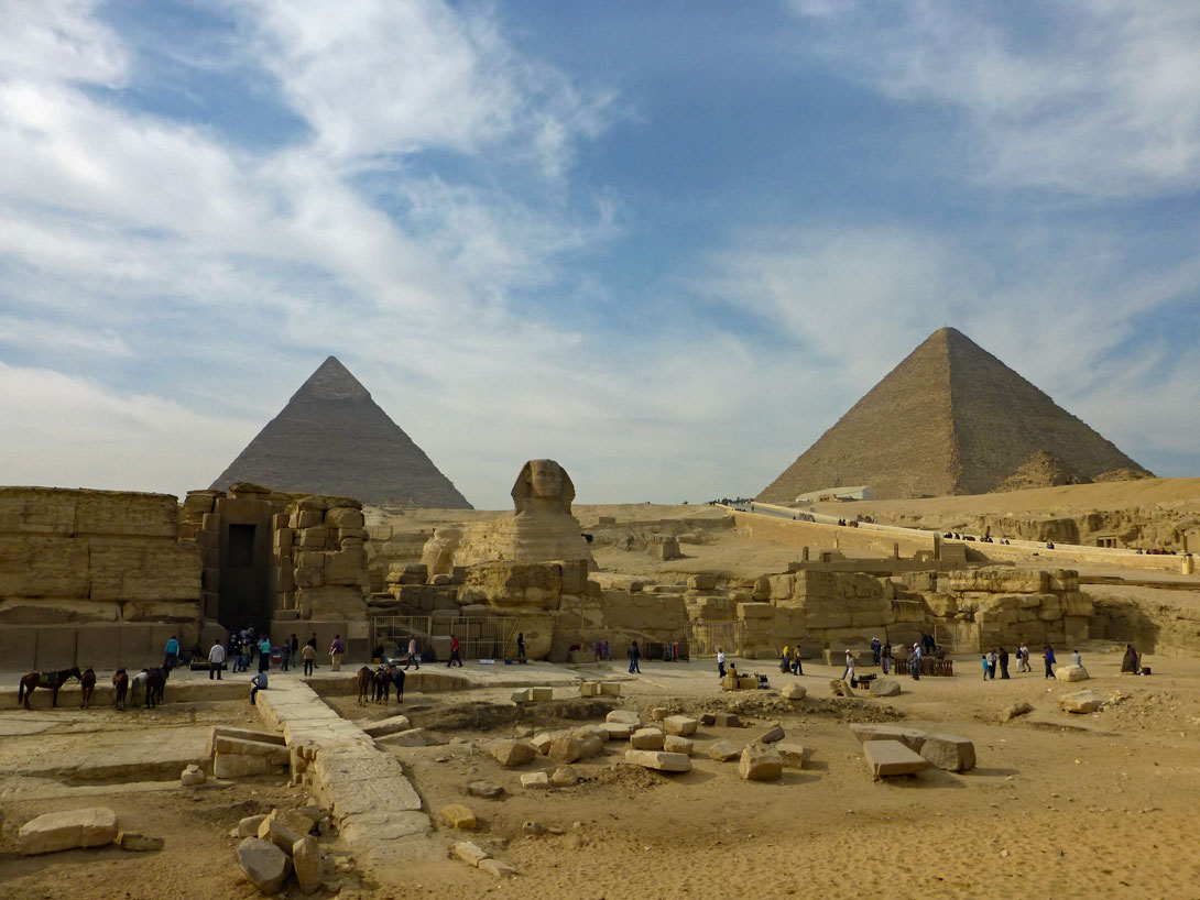 Sphinx mit Pyramiden