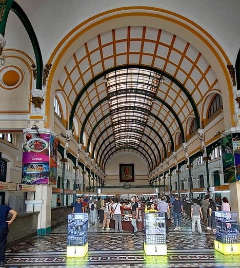 Im Innern des Hauptpostamtes von Saigon