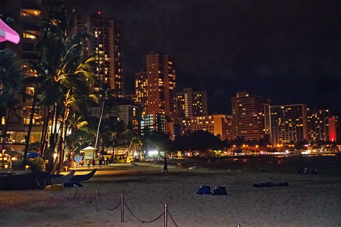 Blick auf den Strand von Waikiki bei Nacht