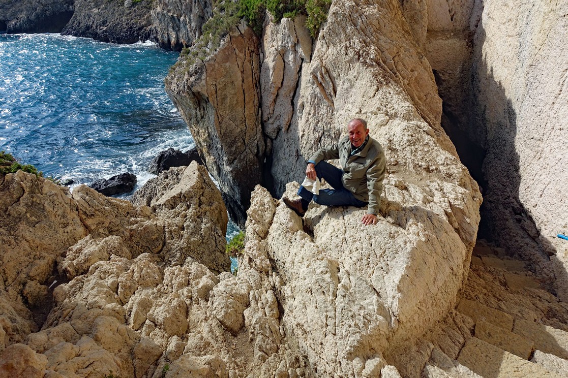 Grotte in der Bucht von Xlendi